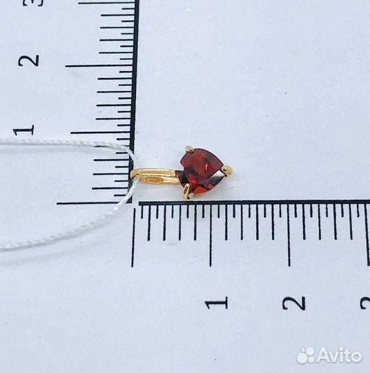 Золотая подвеска с камнем
