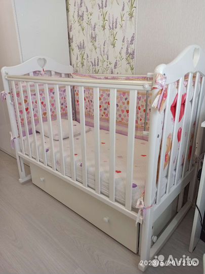 Детская кроватка с универсальным маятником