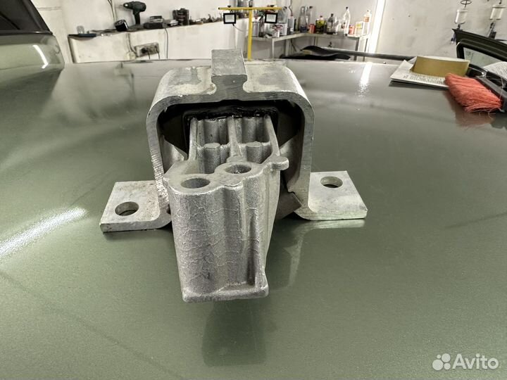 Опора двигателя правая Веста