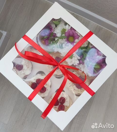 Подарочные капкейки с цветочной композицией