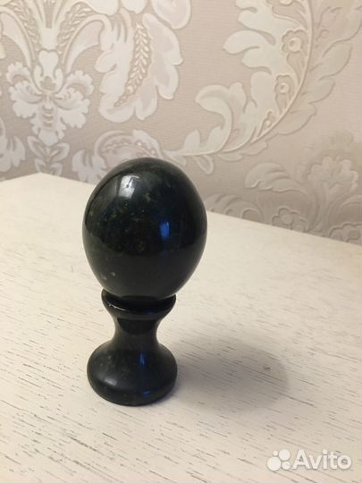 Нефритовое яйцо на подставке из нефрита