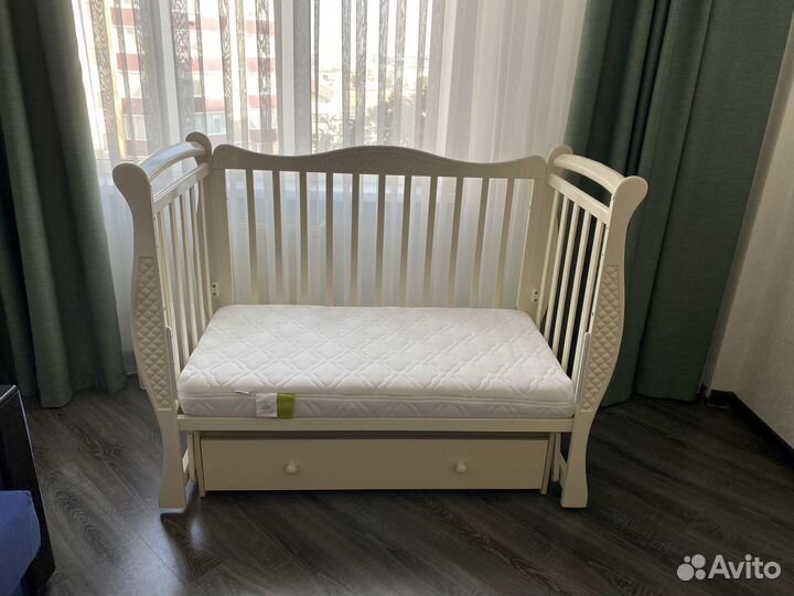 Детская кроватка с маятником и комод