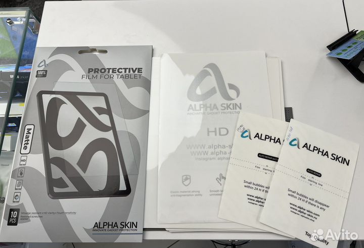 Поклейка защитного стекла на телефон