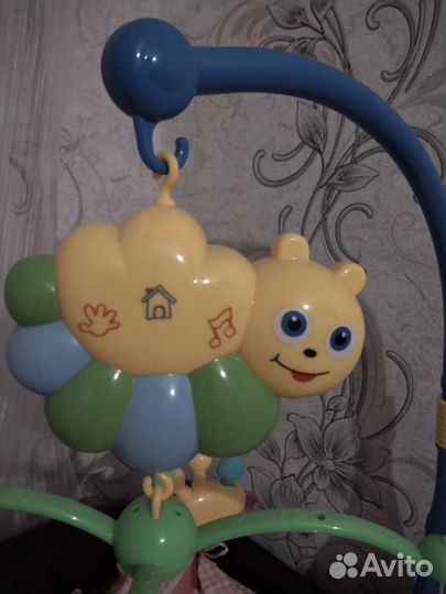 Музыкальный мобиль на кроватку