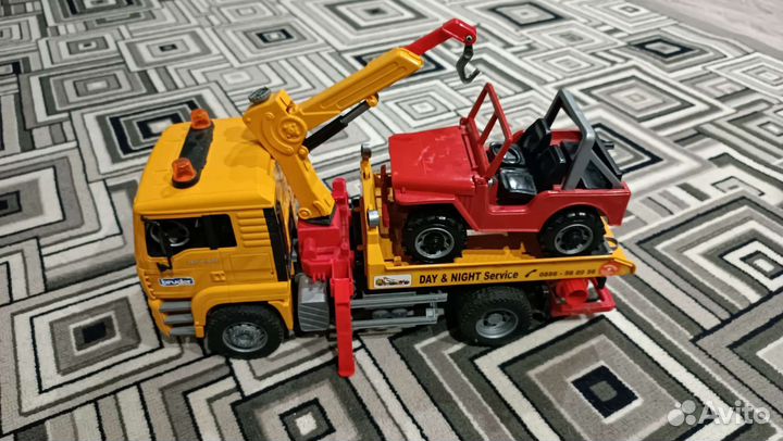 Bruder эвакуатор с внедорожником
