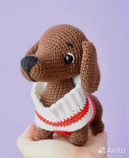 Вязаная игрушка собака такса