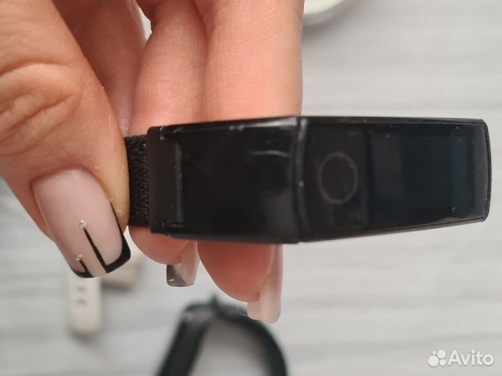 Смарт-часы Honor band 5 и Xiaomi mi band 4