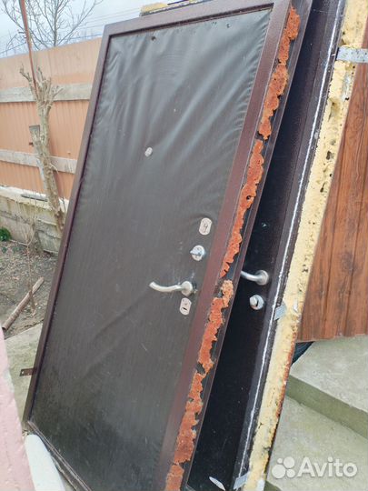 Входная железная дверь