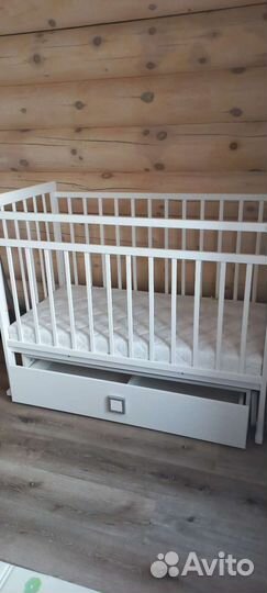 Детская кроватка с маятником и ящиком