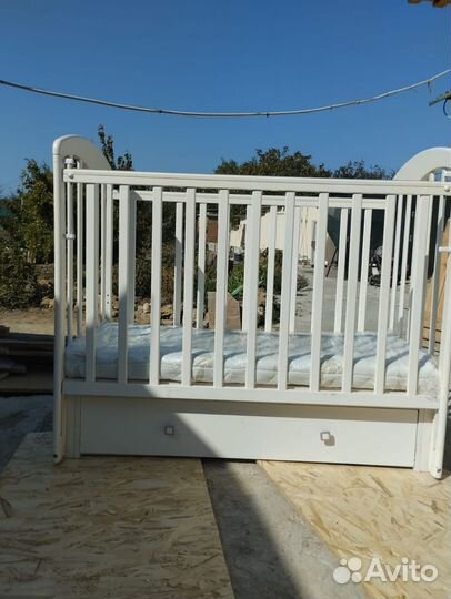 Детская кроватка с маятником и ящиком