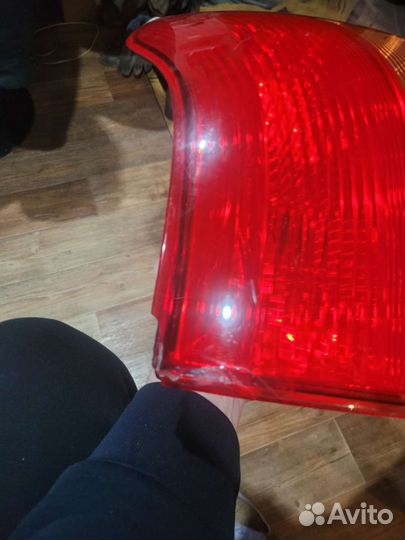 Задний левый фонарь на toyota Aleх