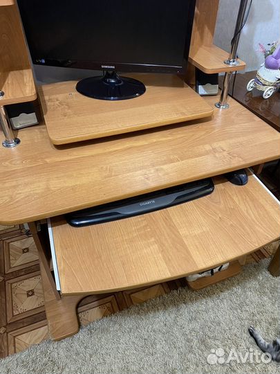 Продам компьютерный стол