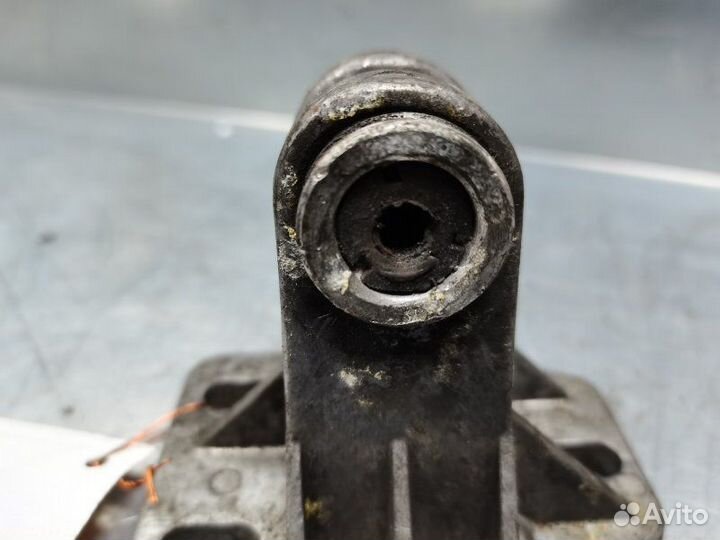 Кронштейн переднего бампера правый Audi A6 C4