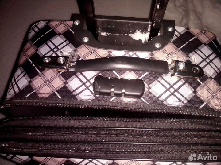 Чемодан на колесах сручкой