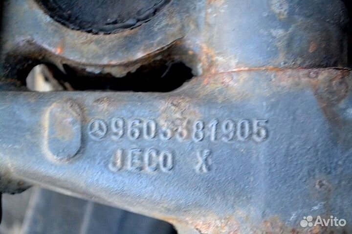 Поворотный кулак переднего моста, левый mercedes-b