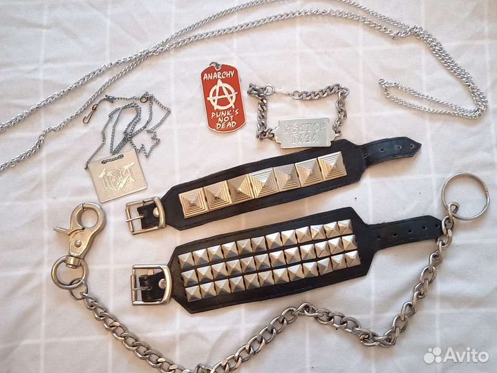 Нашивки, напульсники, цепи