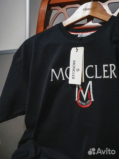 Легкость и стиль с футболкой Moncler