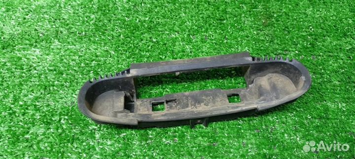 Кронштейн ручки левый Audi Allroad quattro 2000-2