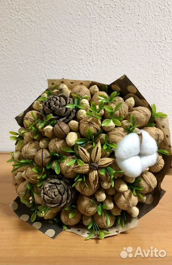 Букет из орехов