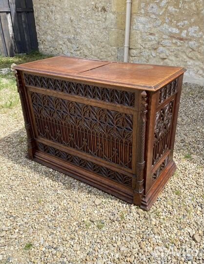 Сундук старинный