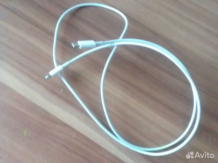 Зарядный шнур на iPhone