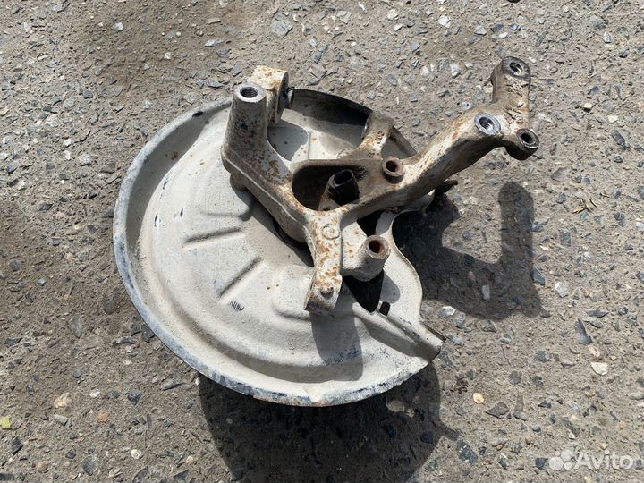 Кулак поворотный задний левый правый VW Jetta 5