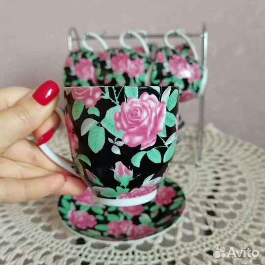 Кофейные чашки с блюдцами на подставке