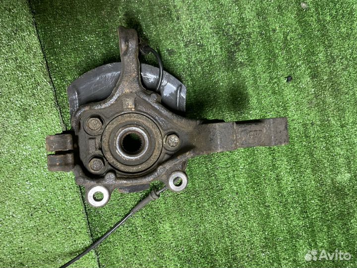 Поворотный кулак передний левый Nissan Tiida C11