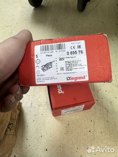 Розетка электрическая Legrand Plexo