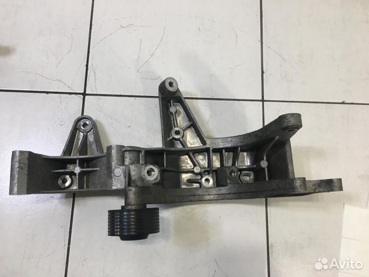 Кронштейн генератора Audi Q7 4LB