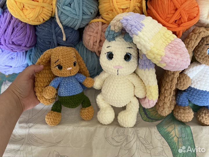 Вязаные игрушки зайка амигуруми