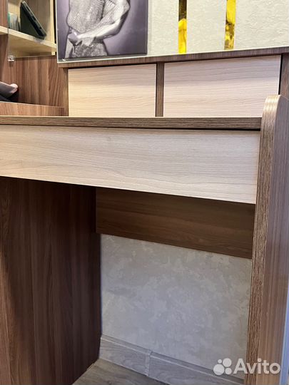 Столик с зеркалом, туалетный столик