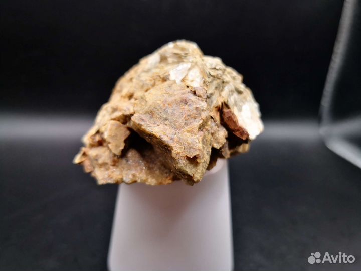 Слюда на породе