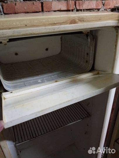 Холодильник бу Наст