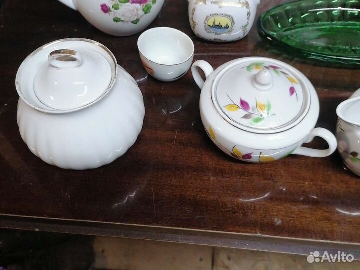 Чайник и сахарница