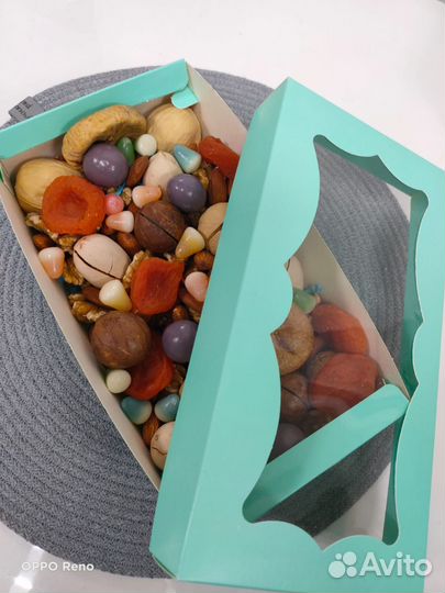 Корзина из сухофруктов и орехов