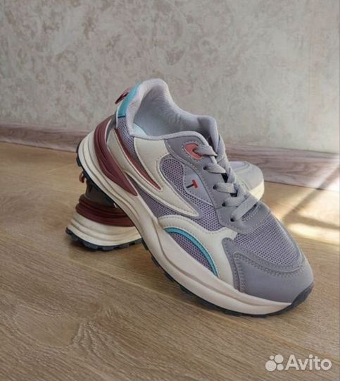 Кроссовки 39,5 женские