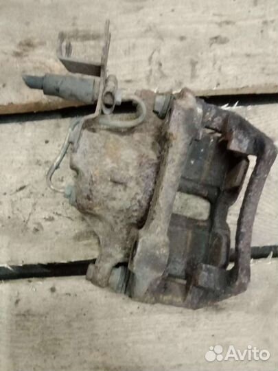 Суппорт тормозной передний левый Volkswagen Passat