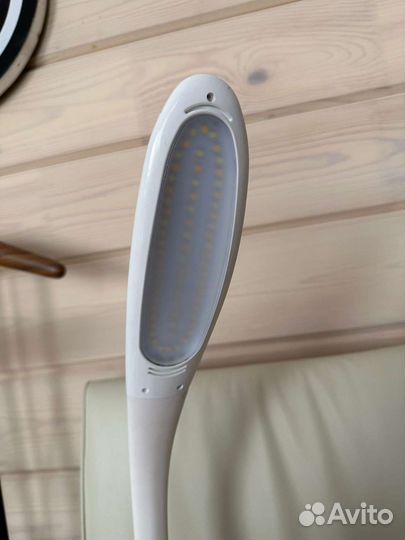 Лампа настольная белая