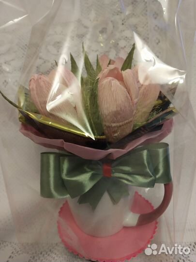 Букет из конфет и чая в кружке