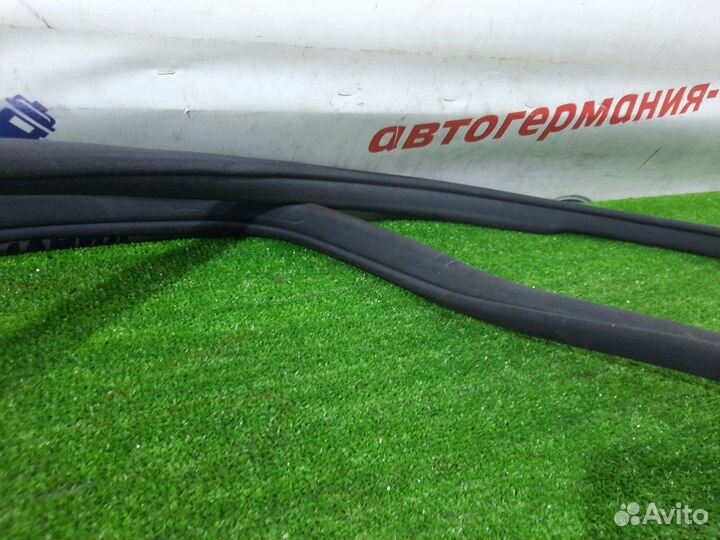 Уплотнитель двери передний Mercedes E320 W211