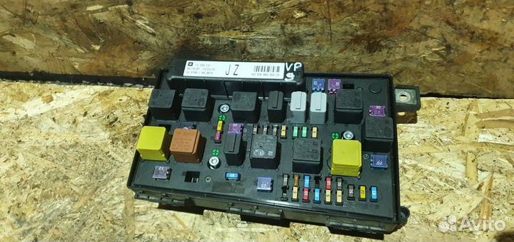 Блок предохранителей передний Opel Astra H 2004-2