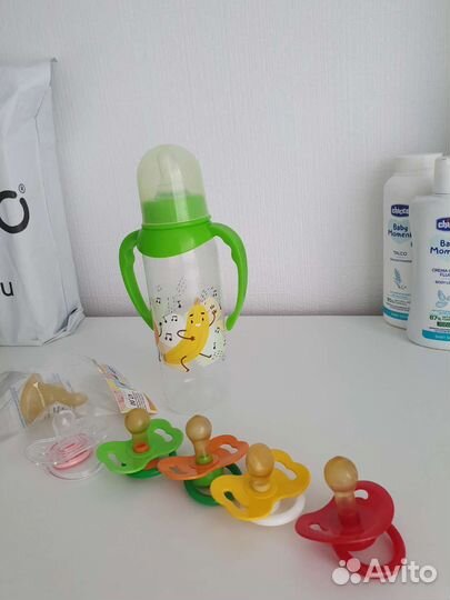 Пустышки, соски и бутылочка