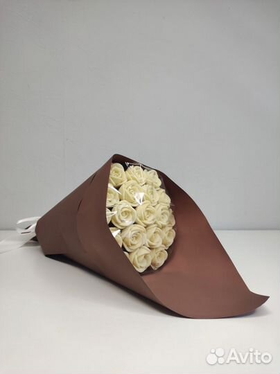 Букет из 19 Шоколадных Роз (Белый Шоколад)