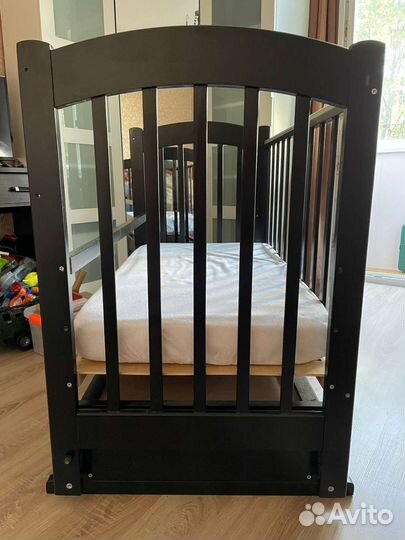 Детская кроватка с маятником и ящиком