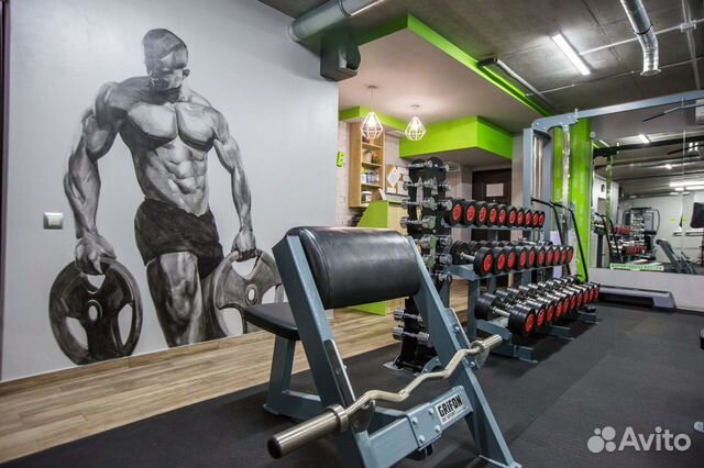 Персональный тренер в тренажерном зале