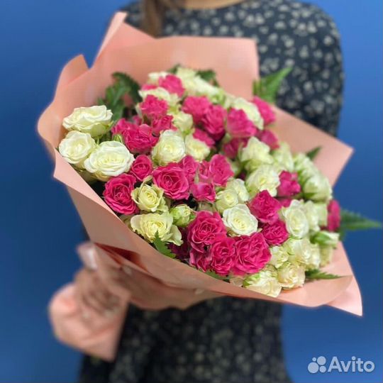 Букет разноцветных кустовых роз, 50см 27 шт