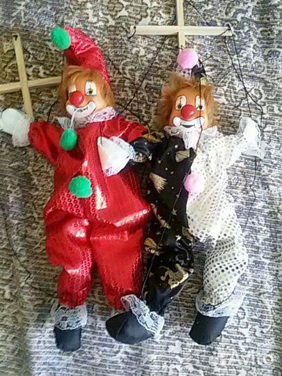 Театральный симпатичный новый клоун