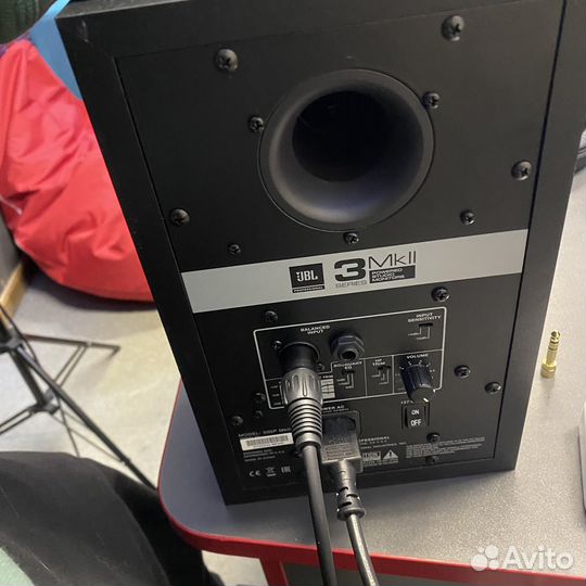 Студийный монитор JBL 305P mkii