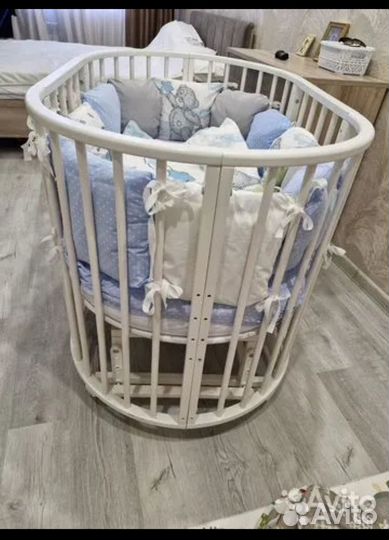 Детская кроватка с маятником